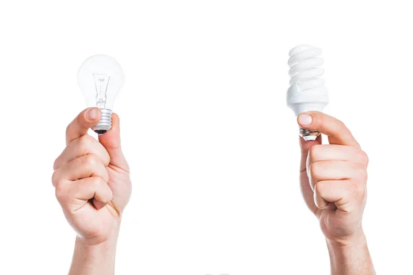 Vista recortada de manos masculinas sosteniendo lámparas led y fluorescentes aisladas en blanco, concepto de eficiencia energética - foto de stock