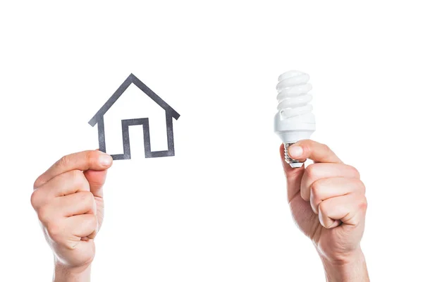 Abgeschnittene Ansicht der männlichen Hände mit Hausmodell und Leuchtstofflampe in den Händen isoliert auf weiß, Energieeffizienz zu Hause Konzept — Stockfoto