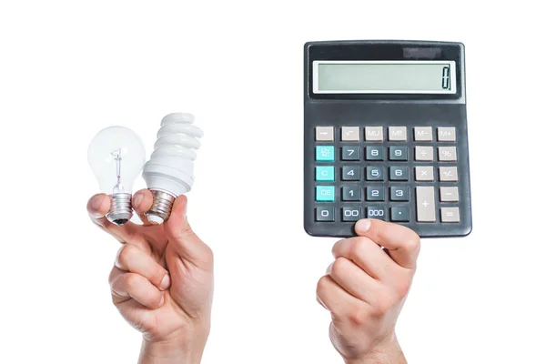 Vue recadrée des mains mâles tenant des lampes led et fluorescentes à côté de la calculatrice dans les mains isolées sur blanc, concept d'efficacité énergétique — Photo de stock