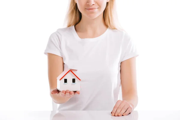 Donna sorridente che tiene il modello della casa isolato su bianco, concetto di ipoteca — Foto stock