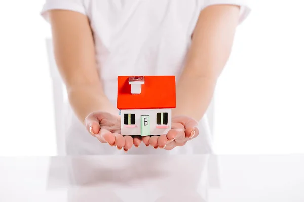Vista cortada de mulher segurando modelo de casa isolado no branco, conceito de hipoteca — Fotografia de Stock