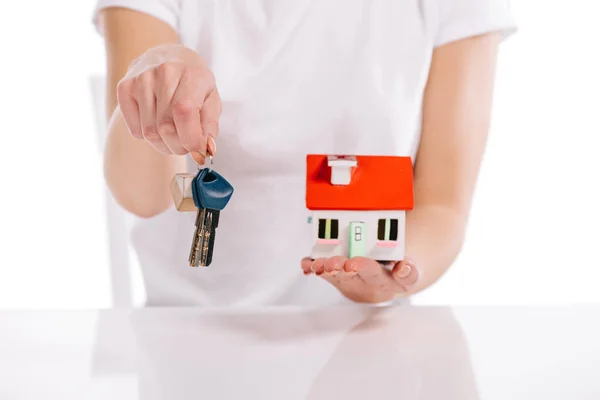 Vue recadrée du modèle de maison de détention de femme et des clés isolées sur blanc, concept hypothécaire — Photo de stock