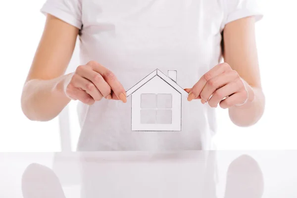 Teilansicht einer Frau, die ein Papierhaus auf weißem Grund hält, Hypothekenkonzept — Stockfoto