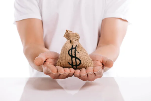 Обрезанный вид человека, держащего мешок с деньгами изолированный на белом, ипотечная концепция — стоковое фото
