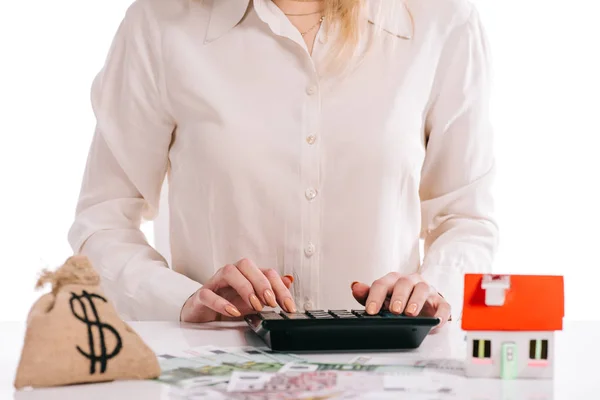 Vista ritagliata di donna d'affari utilizzando calcolatrice isolato su bianco, concetto di mutuo — Foto stock