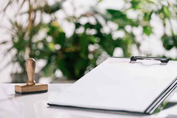 Enfoque selectivo de sello y portapapeles en escritorio blanco, concepto de hipoteca - foto de stock