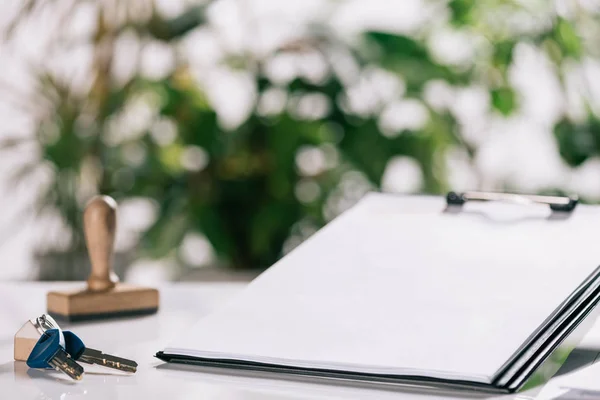 Selective focus of keys and clipboard on white desk, mortgage concept — Stock Photo