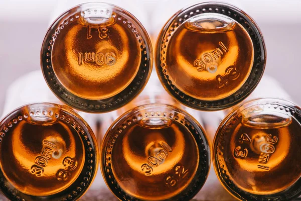 Крупним планом пляшки з натуральною олією КДБ і мітками — стокове фото