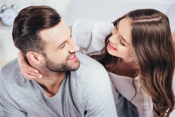 Selektiver Fokus junger glücklicher Verliebter, die sich zu Hause umarmen und lächeln — Stockfoto