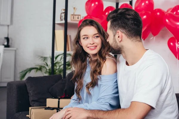 Amorosa pareja joven celebrando el día de San Valentín en casa - foto de stock