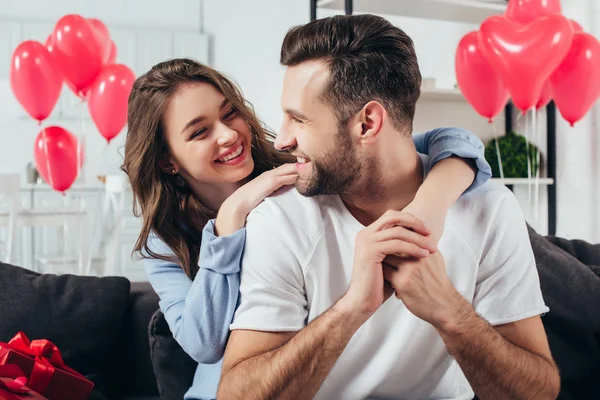 Liebendes junges Paar feiert Valentinstag zu Hause — Stockfoto