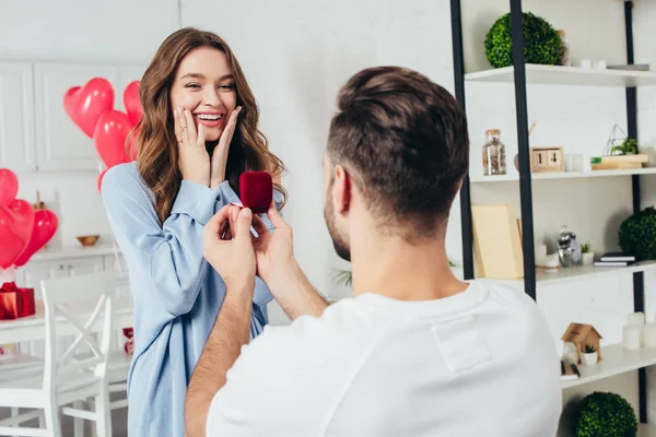 Back view of man doing proposal at valentines day to girlfriend — Stock Photo