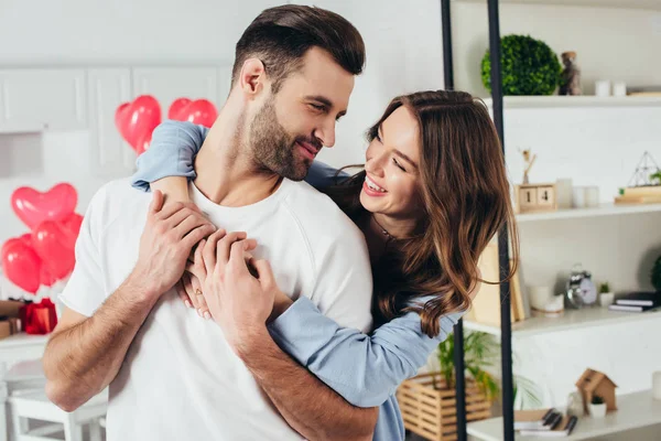 Enfoque selectivo de la chica feliz abrazar novio en San Valentín día - foto de stock