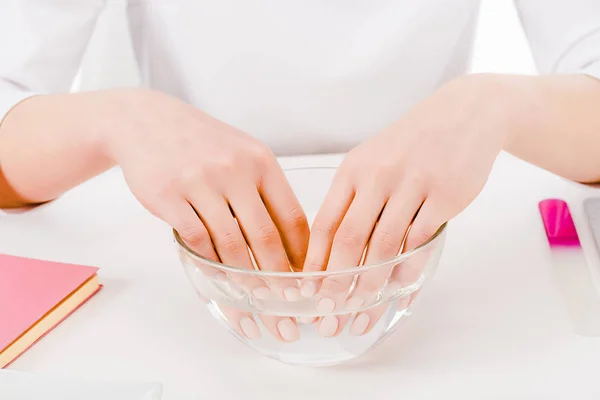 Vista parcial de la mujer sosteniendo los dedos en el baño de manos - foto de stock