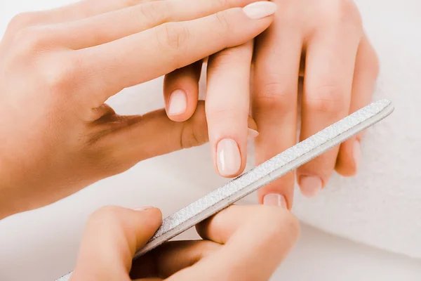 Vue recadrée de manucure à l'aide de lime à ongles — Photo de stock