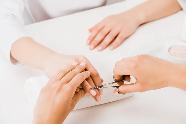 Vista recortada de la manicura usando cortauñas para cortar cutículas - foto de stock