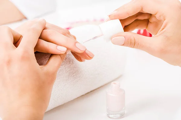 Vista cortada da mulher com unhas curtas fazendo manicure — Fotografia de Stock