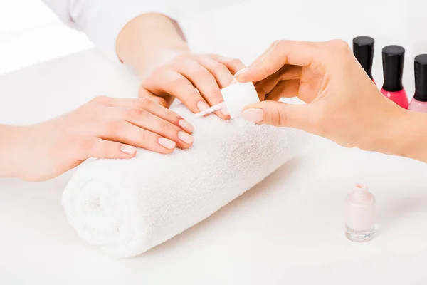 Vista recortada de chica haciendo manicura elegante - foto de stock