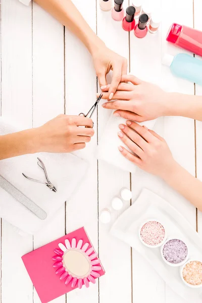 Vista dall'alto di unghie di taglio manicure su superficie di legno — Foto stock