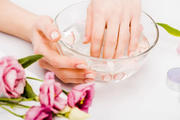 Vue partielle de la femme avec une manucure élégante faisant routine de soins des mains — Photo de stock