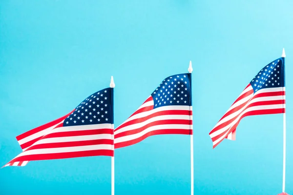 Fond de drapeaux américains isolés sur bleu — Photo de stock