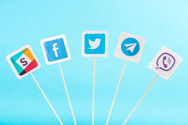 Vista superior de los iconos de las redes sociales aislados en azul — Stock Photo