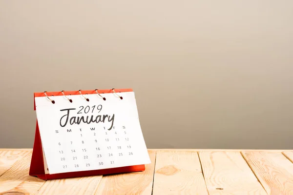 Calendario con letras 'enero 2019' aisladas en beige con espacio para copias - foto de stock