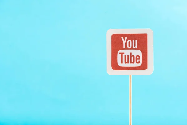 Вид зверху значок youtube ізольовані на блакитному з копією простір — стокове фото