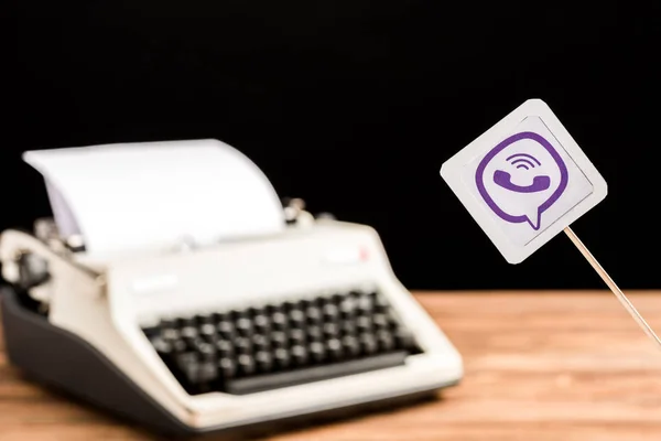 Messa a fuoco selettiva dell'icona dell'app viber con macchina da scrivere in background — Foto stock