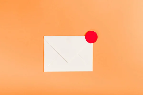 Vue du dessus de l'enveloppe en papier avec notification cercle rouge isolé sur orange — Photo de stock