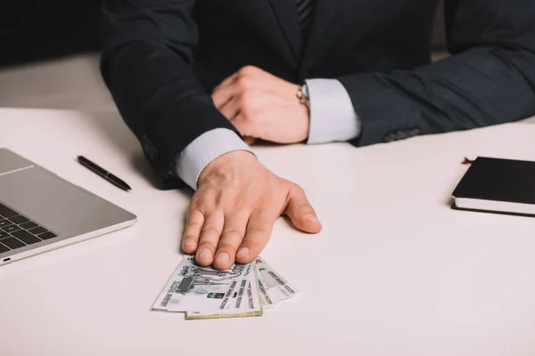 Abgeschnittene Aufnahme eines Geschäftsmannes, der russische Rubel-Banknoten auf dem Tisch hält — Stockfoto
