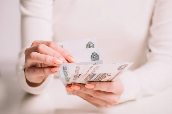 Plan recadré de la femme comptant les billets en roubles russes, mise au point sélective — Photo de stock