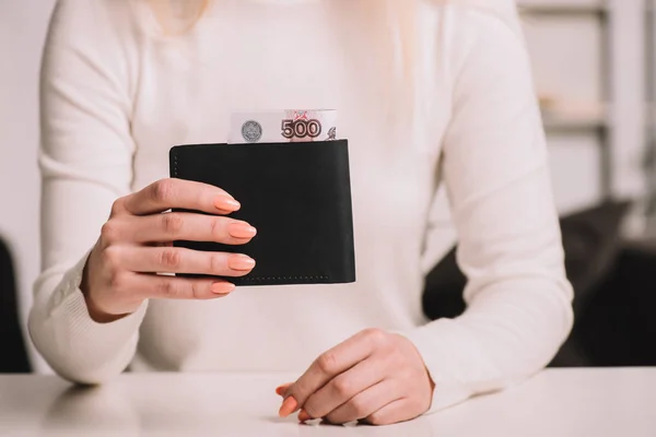 Plan recadré de femme tenant portefeuille avec des billets de banque en roubles russes — Photo de stock