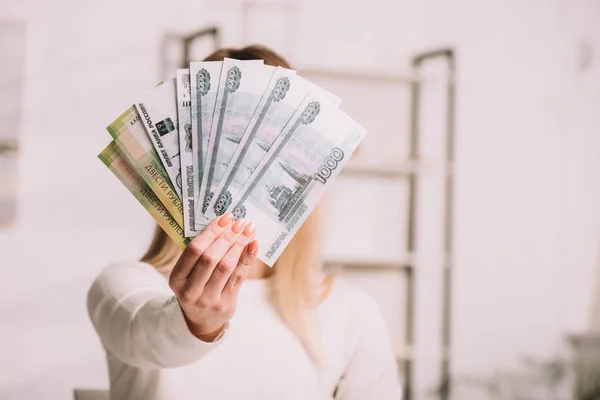 Крупним планом вид жінки, що тримає російські рублі банкноти в руці — стокове фото