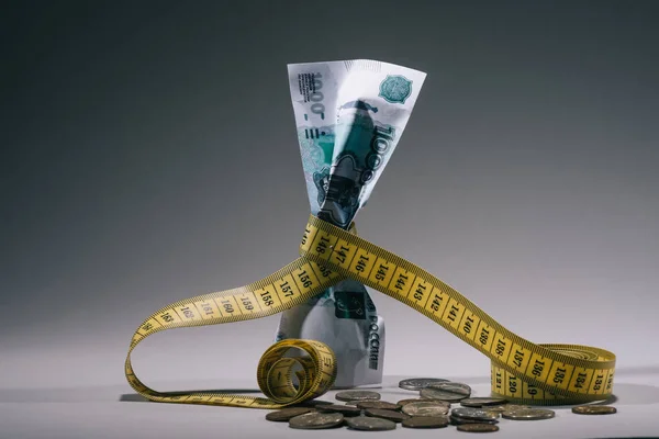 Зменшеному вигляді російських рублів купюра з мірна стрічка на сірий, фінансова криза концепції — стокове фото