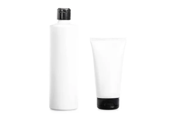 Estudio de tubo de crema y botella de acondicionador de cabello aislado en blanco - foto de stock