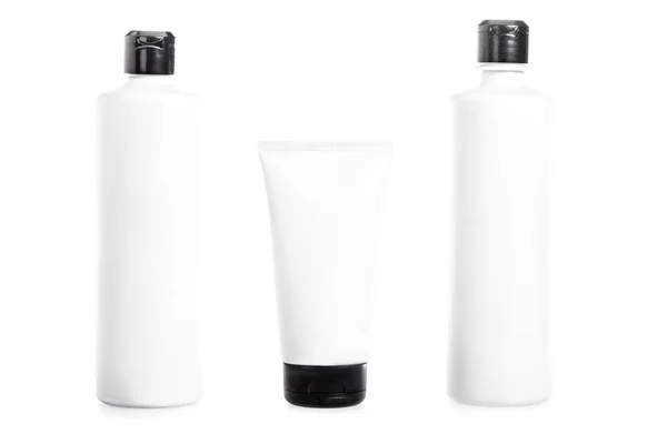 Estúdio tiro de garrafas de plástico e tubo de creme isolado em branco — Fotografia de Stock
