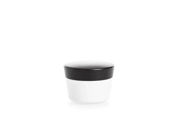 Студійний знімок кремового контейнера з чорною шапочкою ізольовано на білому — стокове фото
