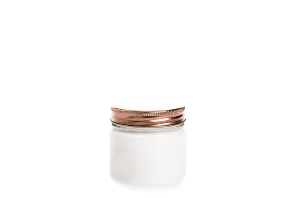 Studio shot di crema in contenitore con tappo metallico isolato su bianco — Foto stock