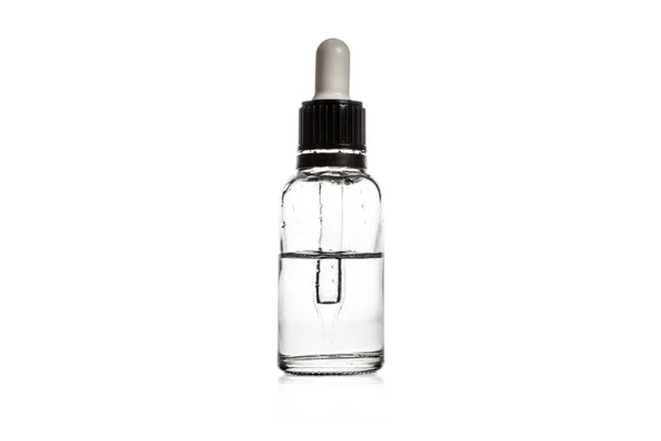 Plan studio de sérum en bouteille de verre avec compte-gouttes isolé sur blanc — Photo de stock