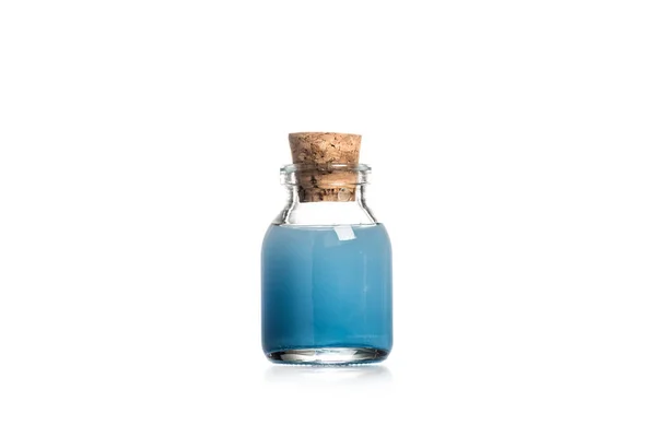 Estudio plano de botella de vidrio con líquido azul aislado en blanco - foto de stock