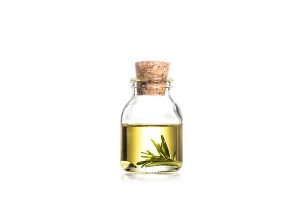 Studio shot de bouteille en verre à l'huile essentielle et feuilles de romarin isolées sur blanc — Photo de stock