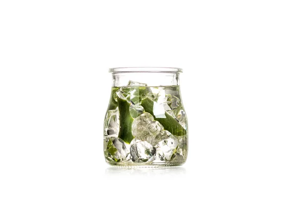 Studioaufnahme eines Glasgefäßes mit Eis und Aloe-Vera-Blättern isoliert auf Weiß — Stockfoto