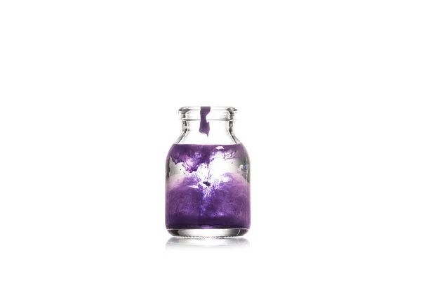 Studio shot de pot en verre avec du liquide violet isolé sur blanc — Photo de stock