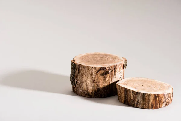 Студийный снимок рубленого дерева на сером — стоковое фото