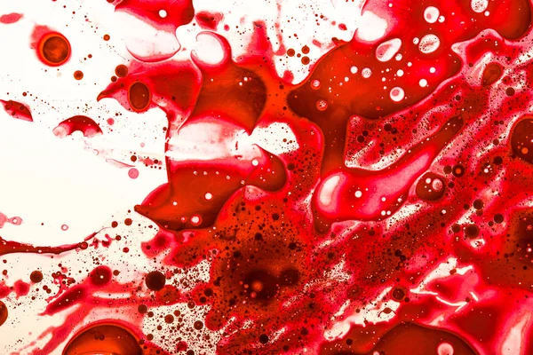 Estúdio tiro de respingos de sangue na superfície branca — Fotografia de Stock