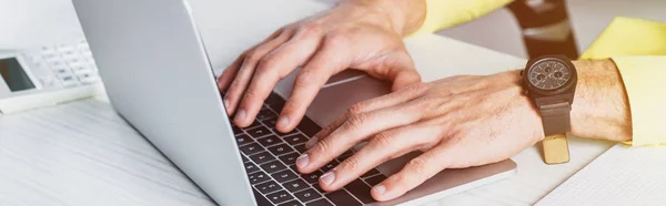 Vista parcial del hombre escribiendo en el teclado del ordenador portátil - foto de stock