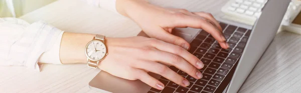 Vista parcial de la mujer escribiendo en el teclado del ordenador portátil - foto de stock