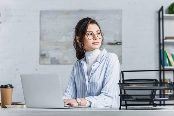 Attraktive Geschäftsfrau mit Brille, Laptop und Wegschauen — Stockfoto