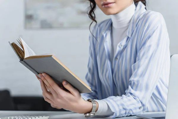 Vista ritagliata di donna che studia con libro in ufficio — Foto stock